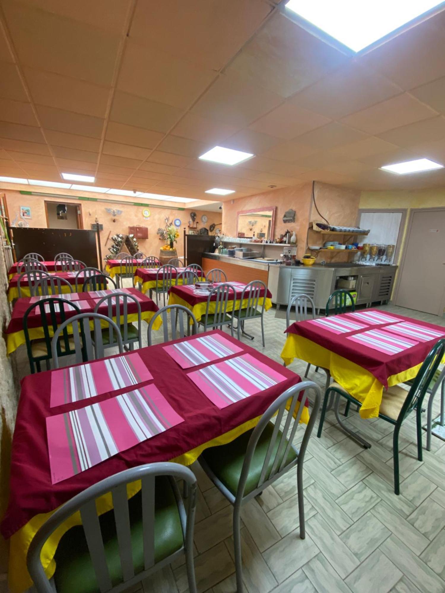 Hotel Restaurant La Place Malay  Bagian luar foto